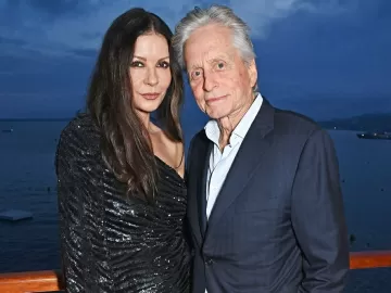 Nua, Catherine Zeta-Jones sugere 'se dar' de presente para Michael Douglas