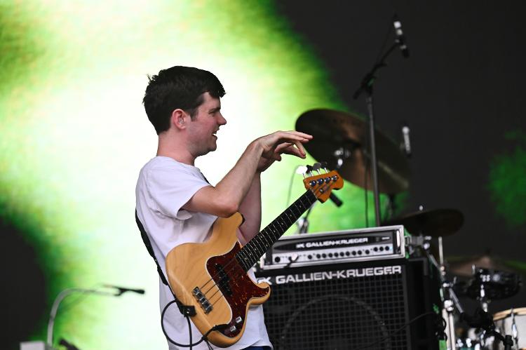 O baixista Chester Hansen, do BadBadNotGood, no festival Life is Beautiful 2024, em Las Vegas