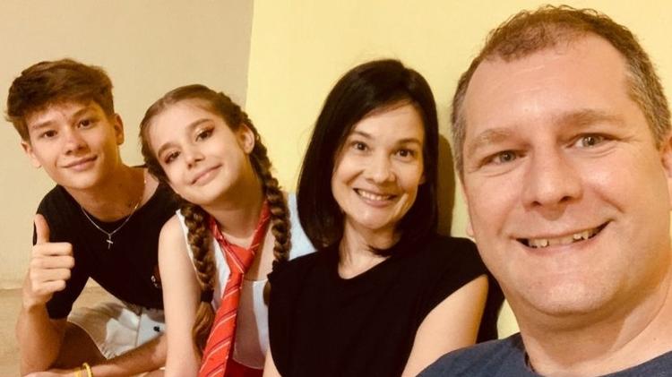 Vivian com o marido e os dois filhos Vivian com o marido e os dois filhos
