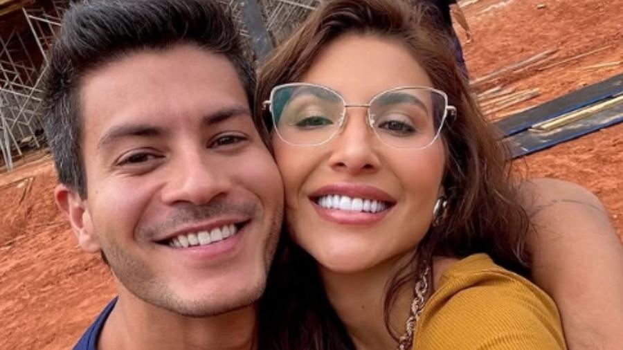 Arthur Aguiar e Jhenny Santucci em obra de casa na Granja Vianna, em São Paulo - Reprodução/Instagram