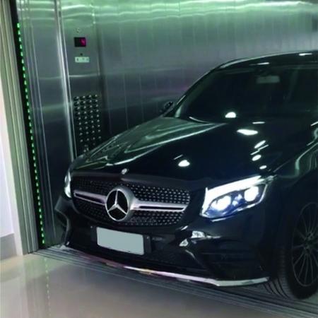 Elevadores têm acabamento convencional, mas são construídos como equipamentos de carga industrial