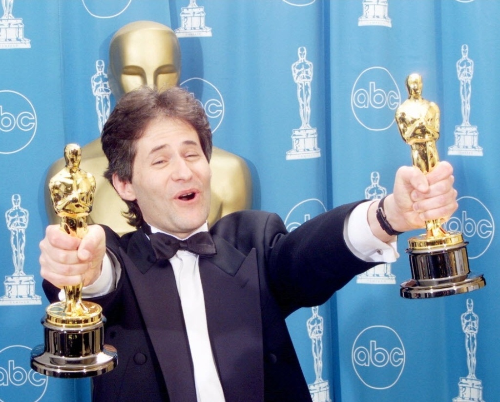 James Horner segura as estatuetas do Oscar de melhor canção original e trilha sonora para drama, ambas premiações por seu trabalho em "Titanic" - Reuters