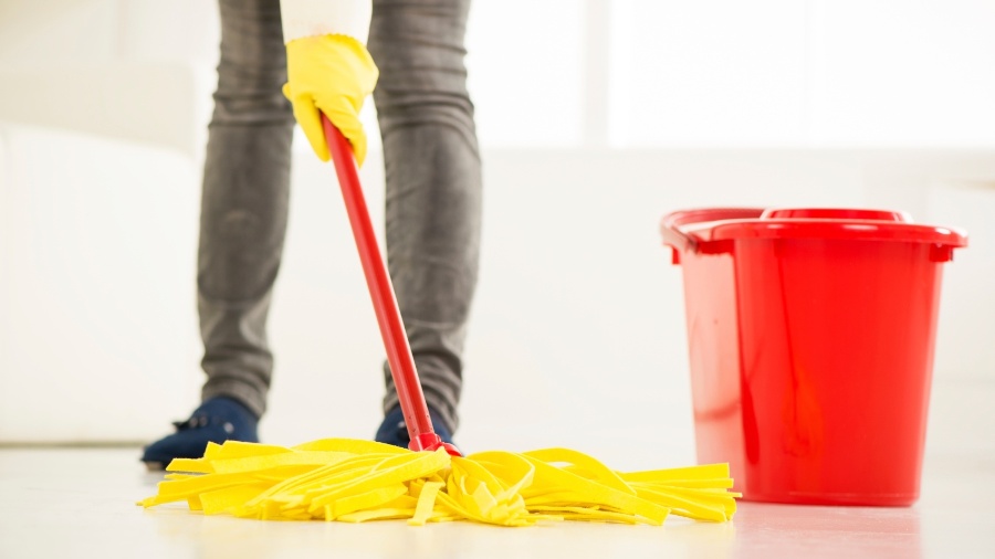 Já ouviu falar de mop? Conheça o esfregão modernizado para substituir rodo, pano e até vassoura para limpar a casa - Getty Images
