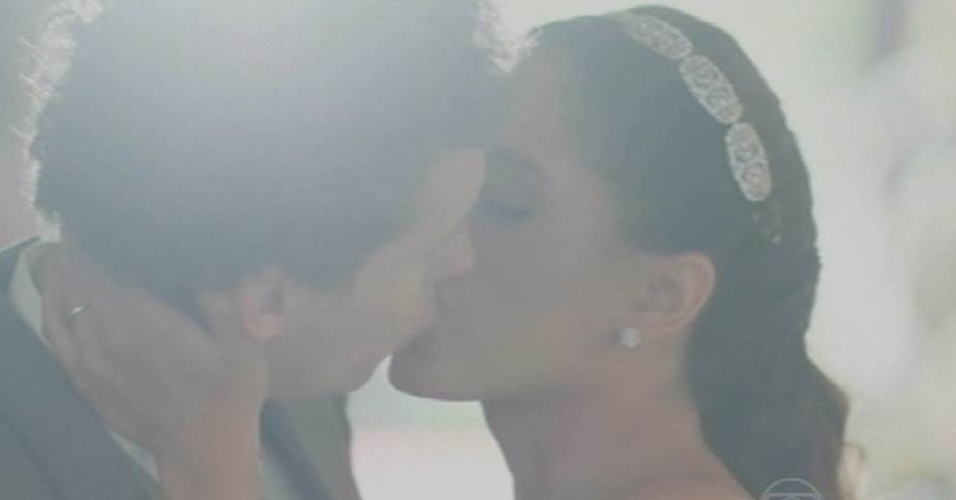 28.ago.2015 - Vinícius (Thiago Fragoso) e Regina (Camila Pitanga) se casam no capítulo final de "Babilônia"