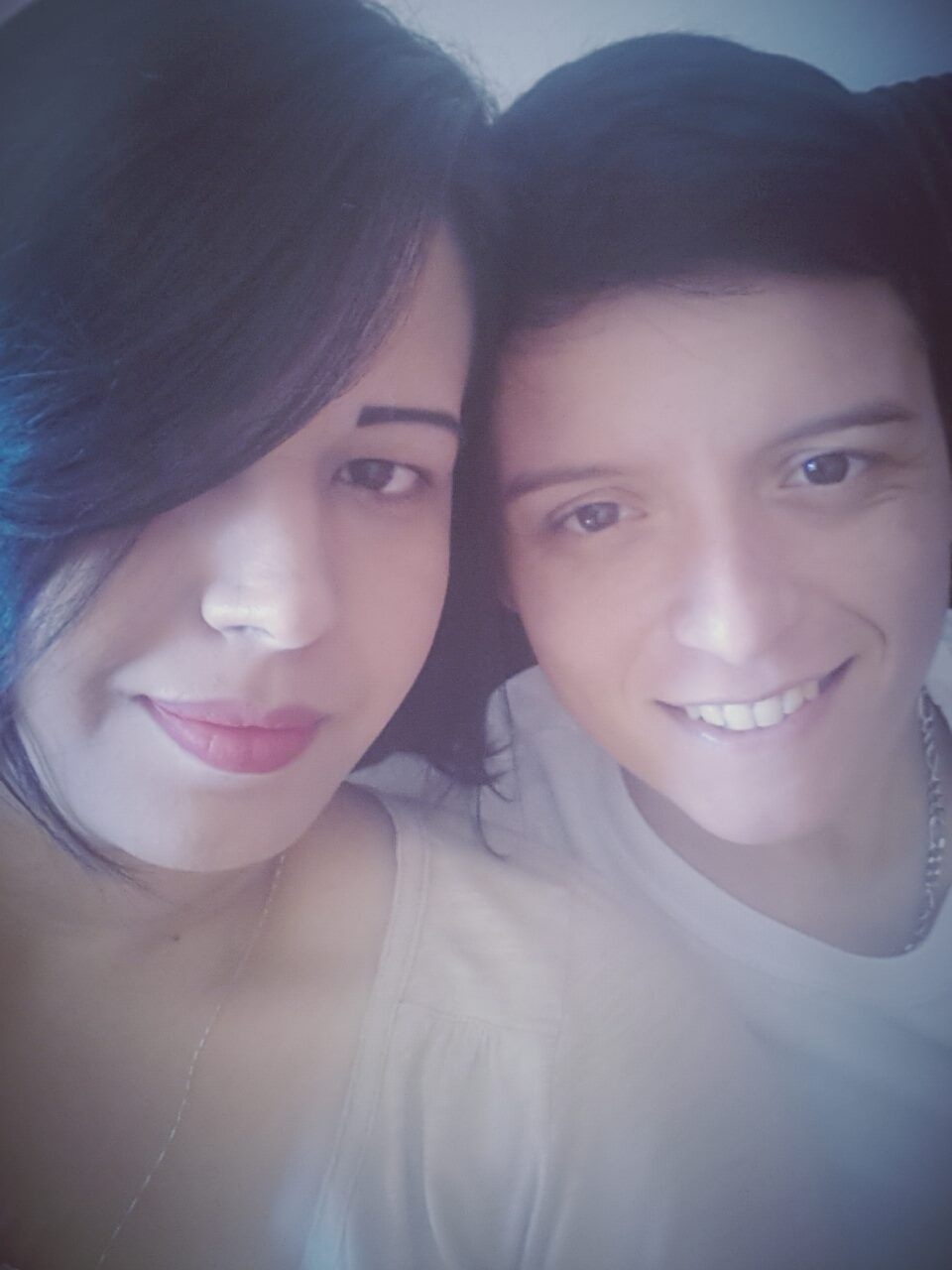 "Já me perguntaram desde quando sou lésbica. E tenho essa orientação sexual desde que me conheço por gente. Também já me disseram que, como eu não parecia ser lésbica, não entendiam porque havia escolhido essa vida. Mas a maneira como me visto não interfere na minha orientação. E não é questão de escolha e, sim, de atração" | Larissa Miranda (à esquerda), 26, caixa de restaurante, na foto, com a namorada, Karina Bresolin - Arquivo Pessoal