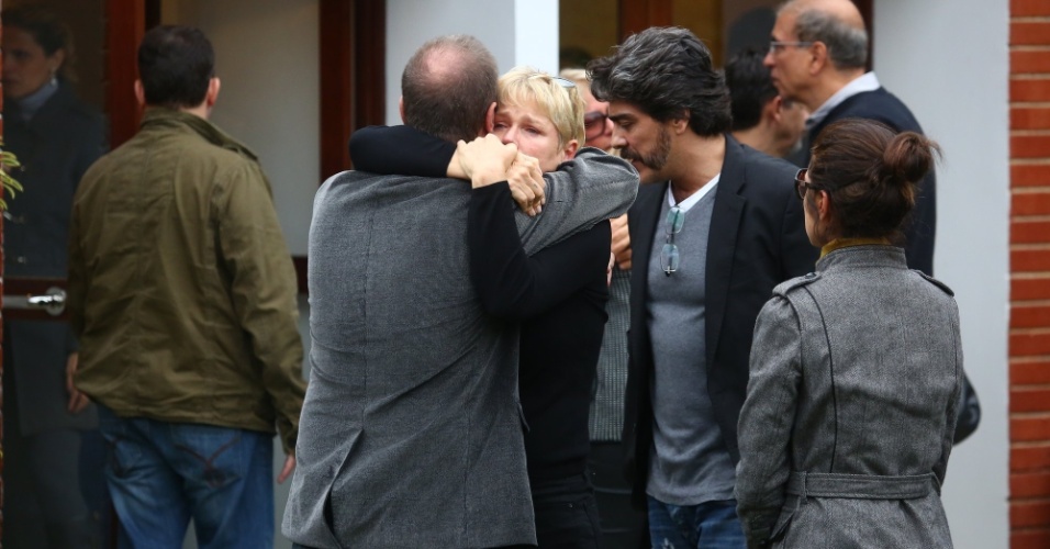 13.set.2015 - Xuxa se emociona no enterro do irmão Cirano Rojabaglia