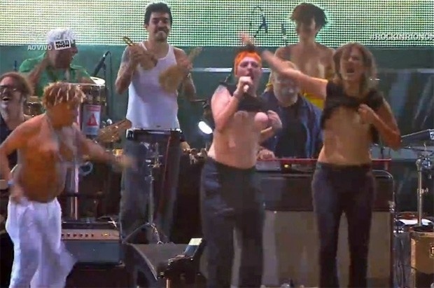 18.set.2015 - Zélia Duncan, Mart'nália e Tacy de Campos, a cover da Cássia Eller, mostram os seios em homenagem á cantora. - Reprodução/Multishow