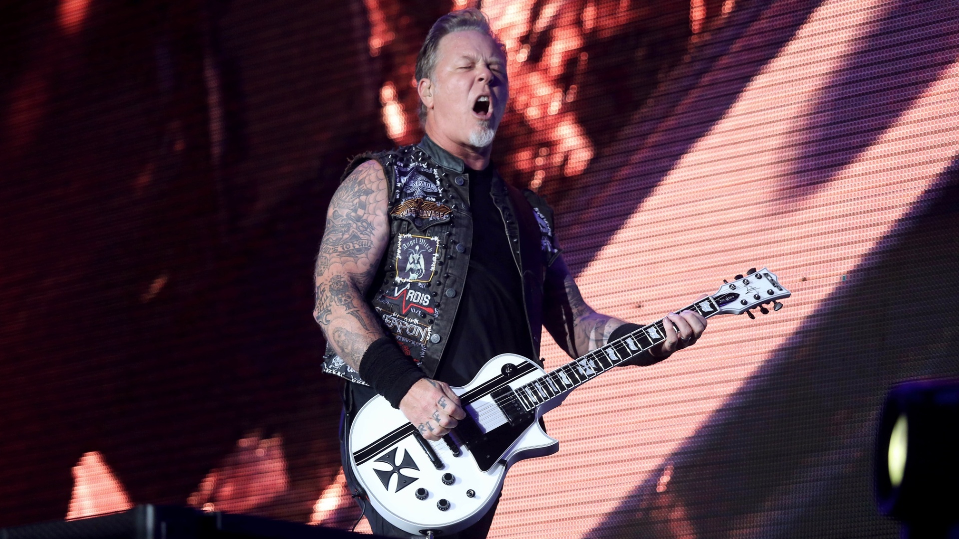 19.set.2015 - James Hetfield do Metallica no show do grupo de heavy metal no palco Mundo no segundo dia do Rock in Rio 2015 - Fernando Maia/UOL