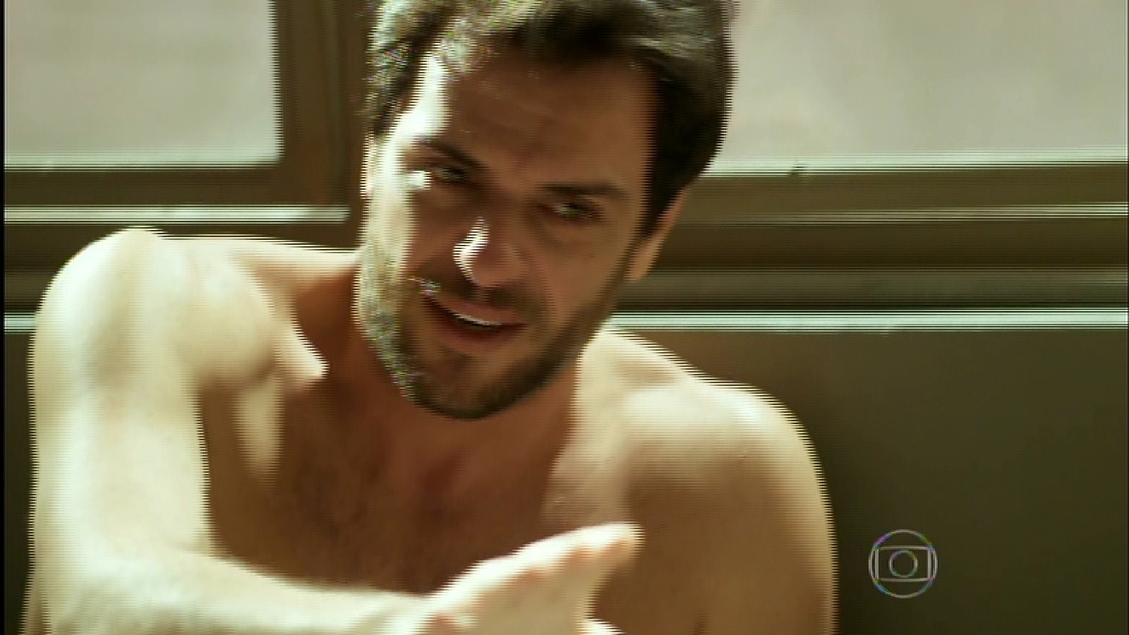 25.set.2015 - Após Carolina errar o tiro, Alex explica para ela o motivo dele ter se aproximado de Angel - Reprodução /TV Globo