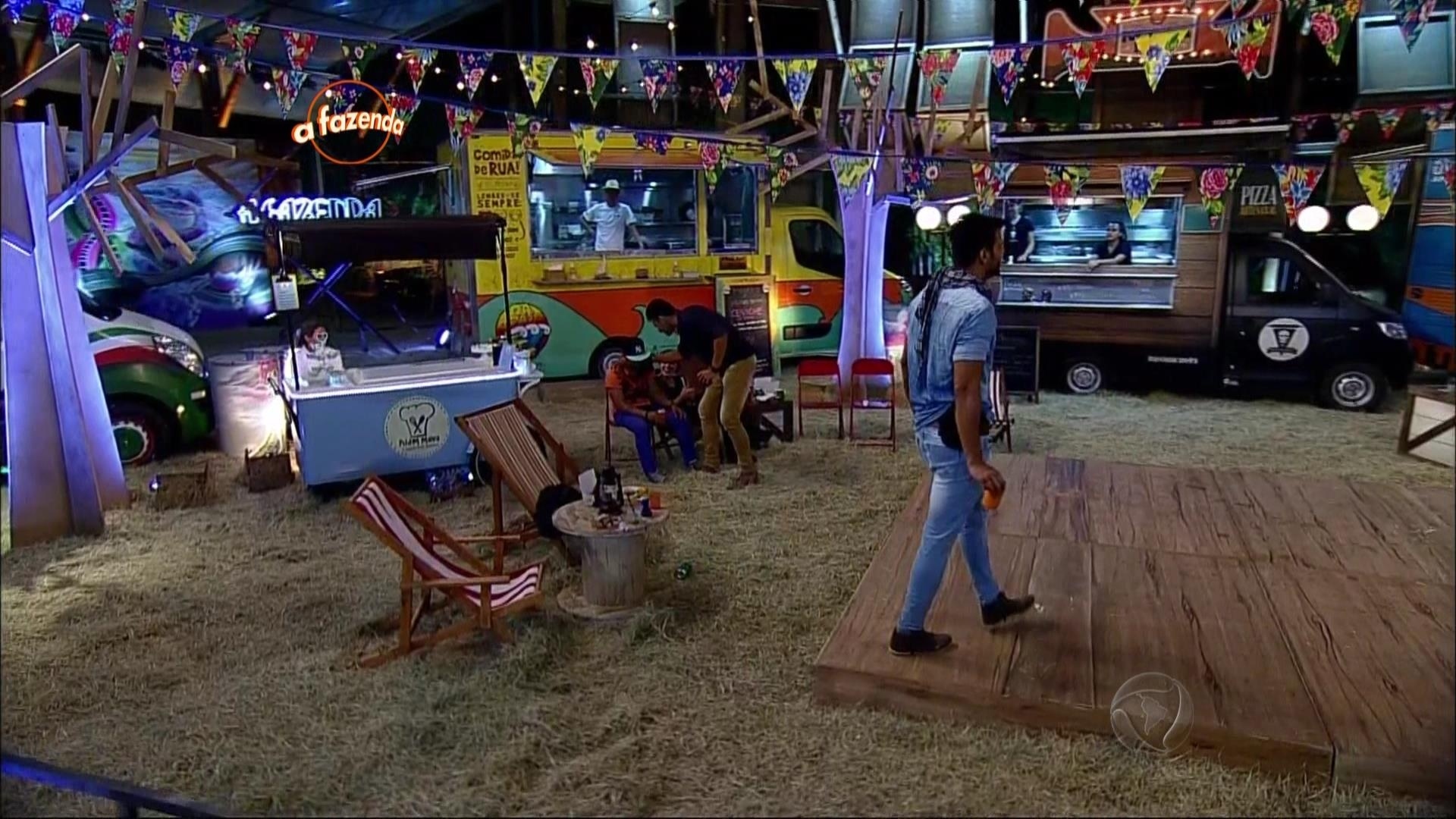 13.nov.2015 - A confusão começou quando JP jogou cerveja em Douglas em tom de brincadeira - Reprodução/Record