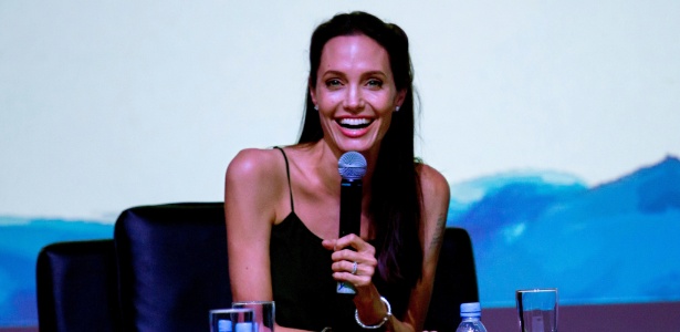 5.dez.2015 - A atriz e diretora de cinema Angelina Jolie fala a jovens cineastas no Festival Internacional de Cinema do Camboja - Ricardo Pérez-Solero/EFE