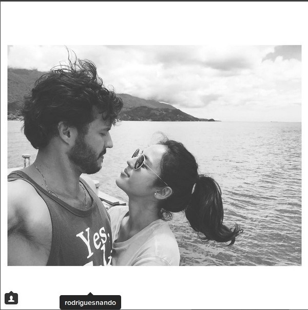 21.dez.2015- Yanna Lavigne não esconde que está cada vez mais envolvida com  Nando Rodrigues. Nesta segunda-feira (21), a atriz escreveu uma declaração de amor na legenda de uma foto do casal publicada no seu Instagram: "Minha escova rosa agora tem seu par azul". Os dois foram flagrados juntos pela primeira vez no Rock in Rio, mas só assumiram o namoro no início de dezembro. Yanna foi namorada de Bruno Gissoni e os dois terminaram o relacionamento de dois anos em julho - Reprodução/Instagram/@yannalavigne