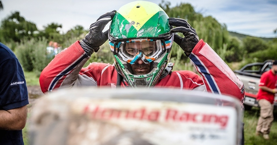 Piloto Jean Azevedo com capacete esfolado após sofrer queda no Rally Dakar 2016 - Divulgação