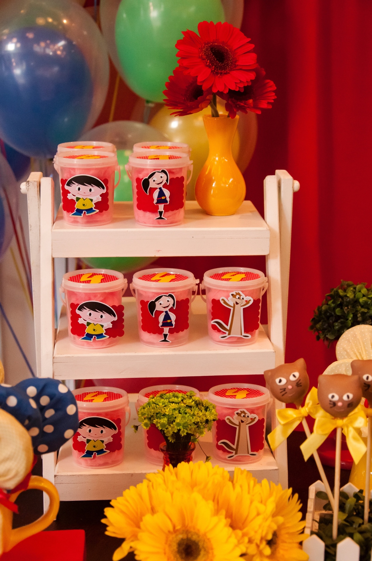 Para adoçar e colorir a festa, Rosângela Ribeiro, da Mariah Festas, colocou algodão doce em potinhos com o desenho dos personagens Luna, Júpiter e Cláudio. Gérberas também compunham a decoração da mesa - George Montezani Fotografia
