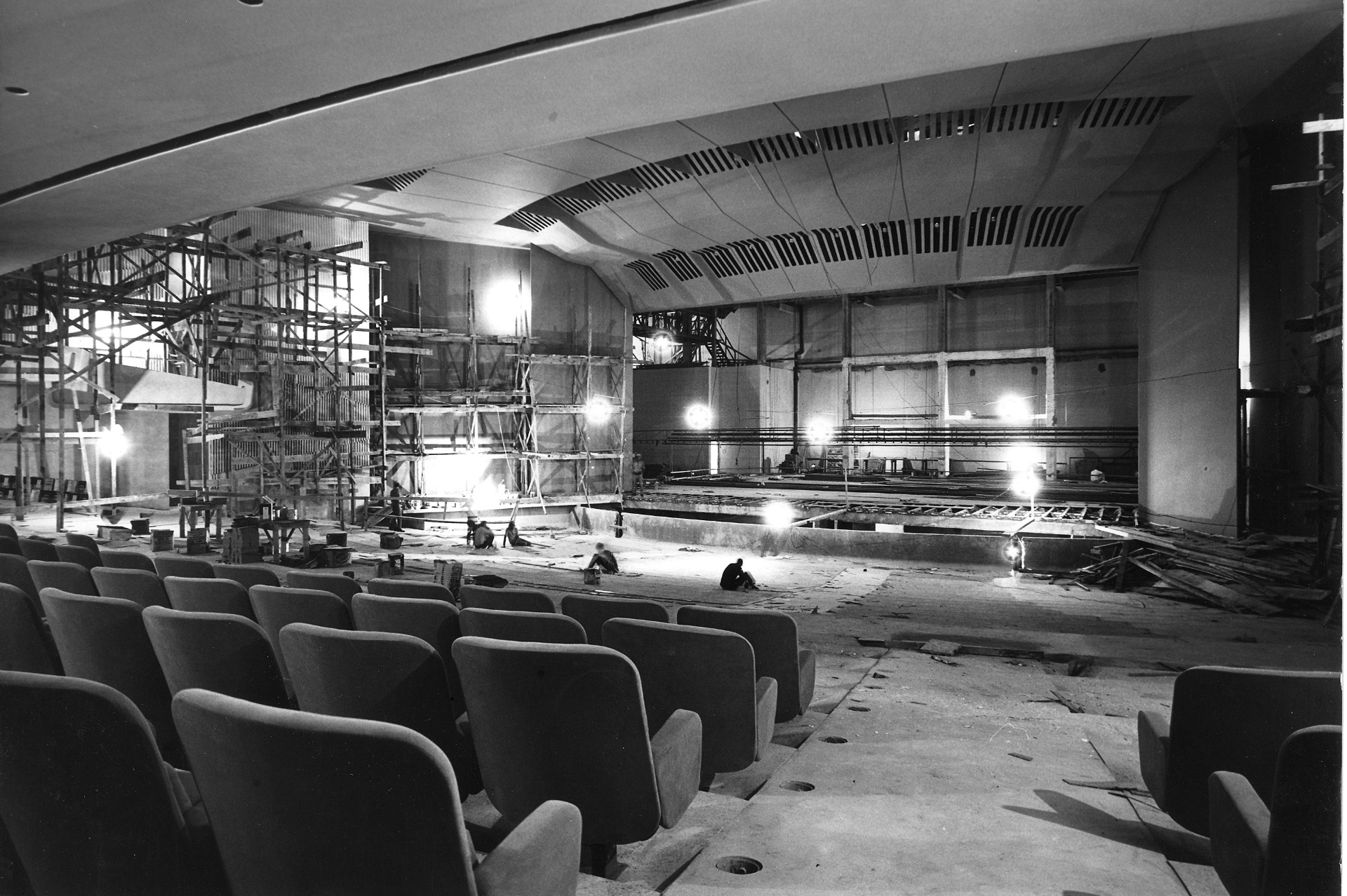 Construção do Grande Teatro do Palácio das Artes. A imagem faz parte da exposição "Ano 45: construção, histórico, origens, registros" em BH - Arquivo FCS