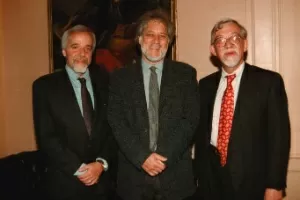 31.mai.1996 - Entrega do prêmio Grinzane Cavour, em Roma: Da esq. para dir., Paulo Coelho (Brasil), Michael Ondaatje (Canadá) e Lars Gustafsson (Suécia) - La Presse/Agência Ansa