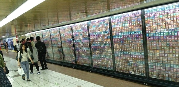 Mais de 7 mil cartas de "Yu-Gi-OH!" estão expostas nas paredes da estação Shinjuku, em Tóquio - Souyu_nana