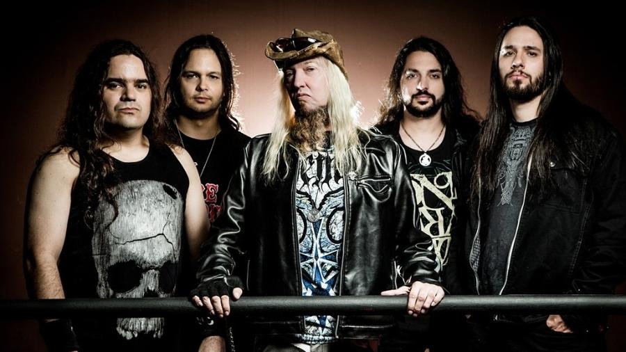 Warrel Dane, ao centro, junto aos brasileiros de sua banda solo - Divulgação