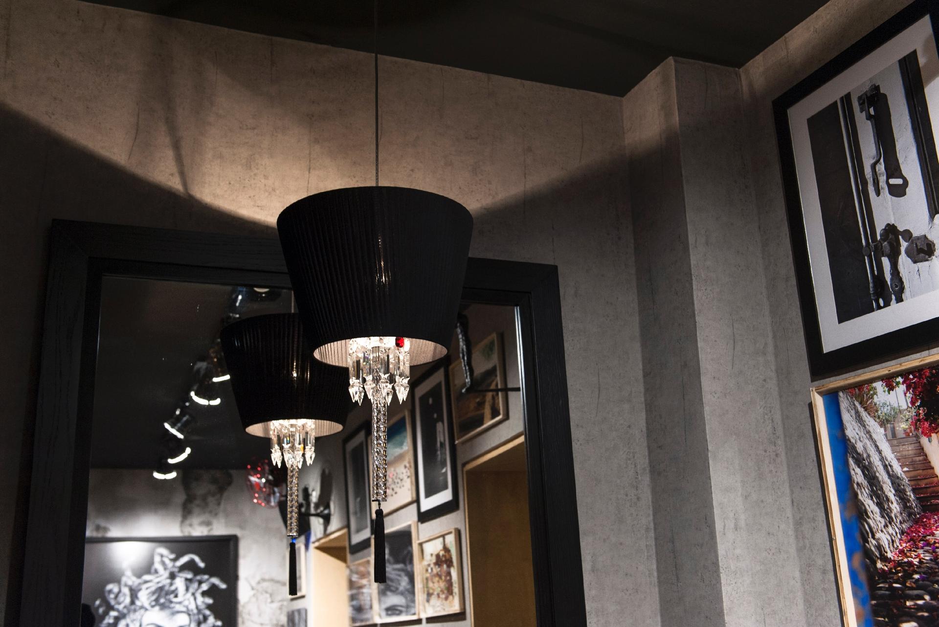 Com 10 m², a Sala Íntima do Hobby tem alguns elementos luxuosos, um deles é o pendente da marca francesa Baccarat (www.baccarat.com), com uma plataforma de cristais. A luminária está exposta em frente ao espelho com moldura preta. O ambiente é assinado arquitetos Julio Cesar Dantès e Marcelo Cohen - Katia Kuwabara/UOL