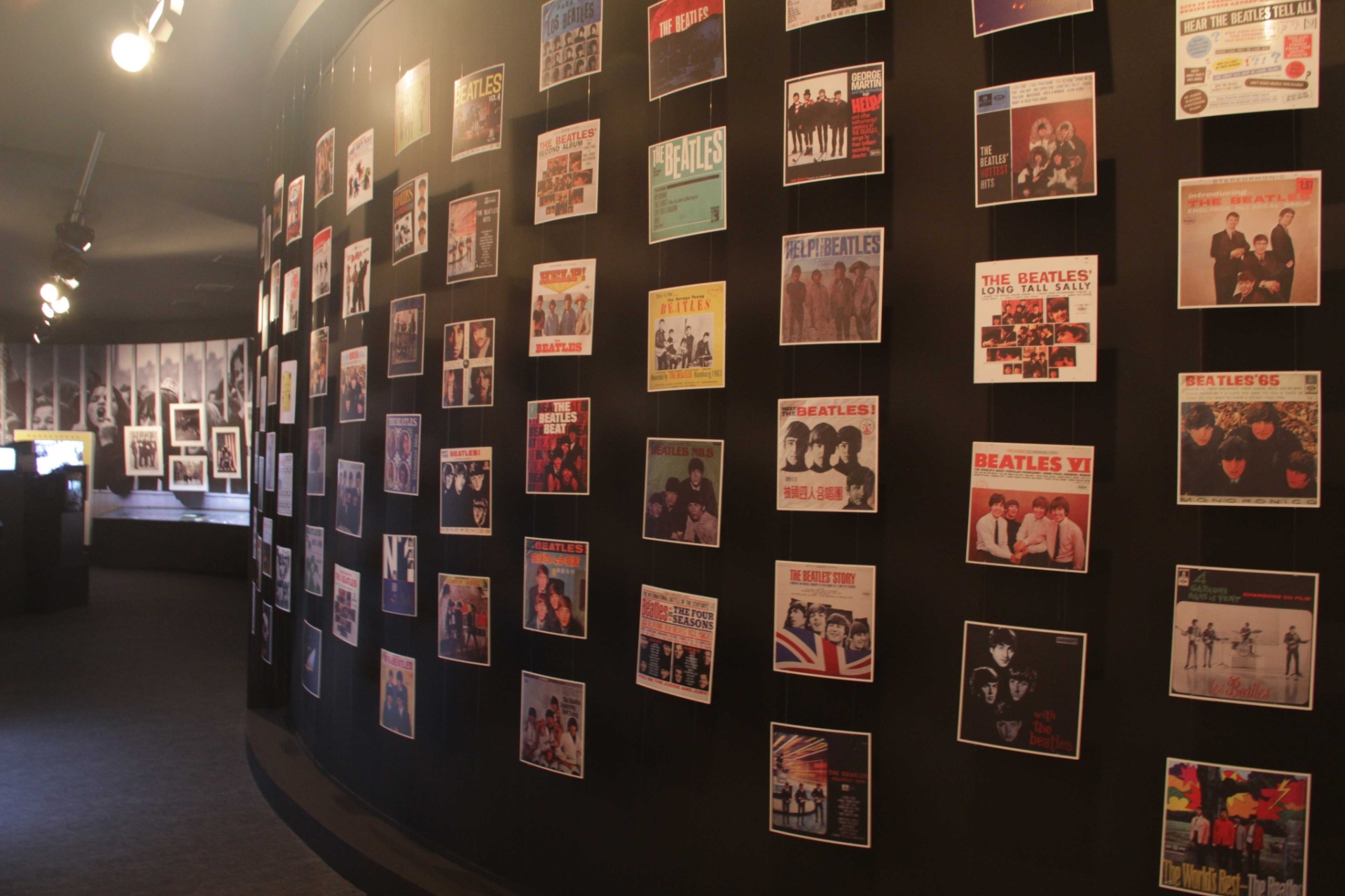 Memorabilia, itens raros e imagens da carreira dos Fab Four - Divulgação