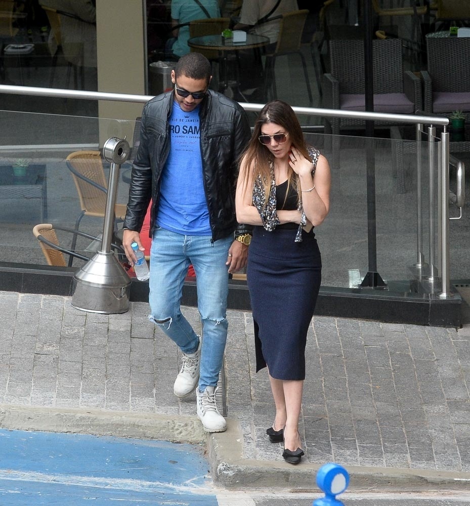 14.out.2016 - Simony e o marido, Patrick, chegam ao Cemitério Gethsêmani, em São Paulo, para o velório do ator e humorista Orival Pessini, criador de personagens como Fofão e Patropi. Os dois trabalharam juntos no "Balão Mágico" - Francisco Cepeda/AgNews