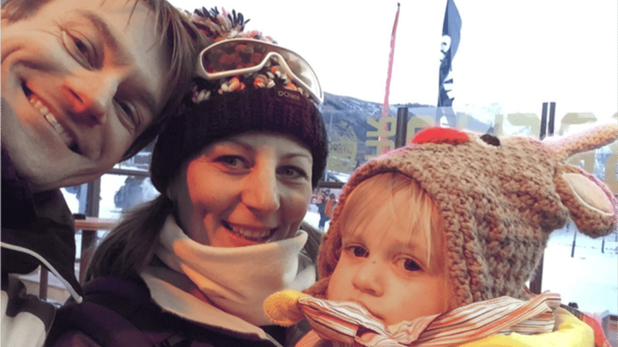 Sally, com o marido Jamie e a filha Ella, de férias numa estação de esqui na França - BBC