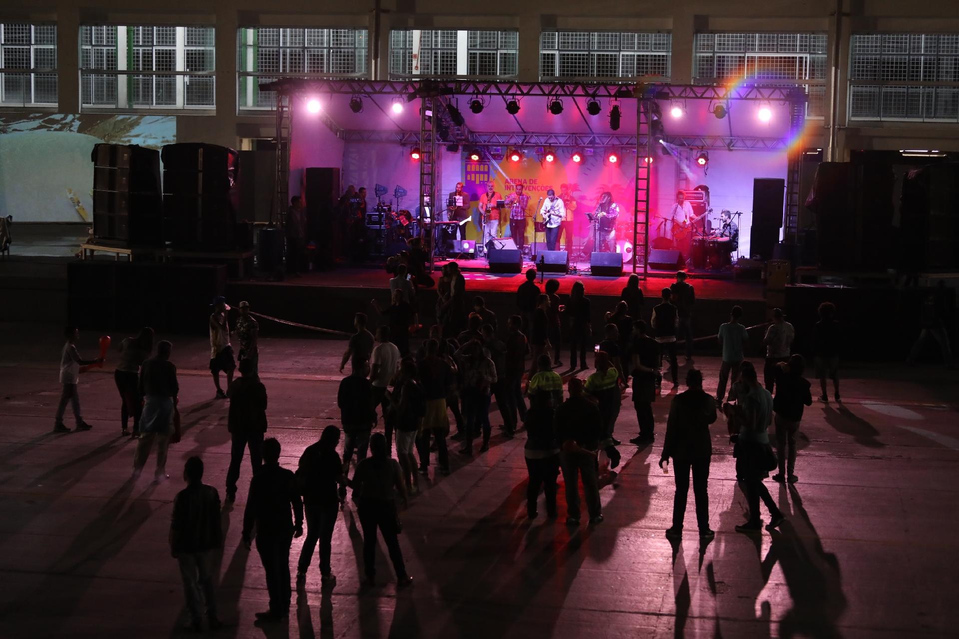 Banda Èkó Afrobeat se apresenta para poucas pessoas no palco do Anhembi da Virada Cultural 2017 - Simon Plestenjak/UOL