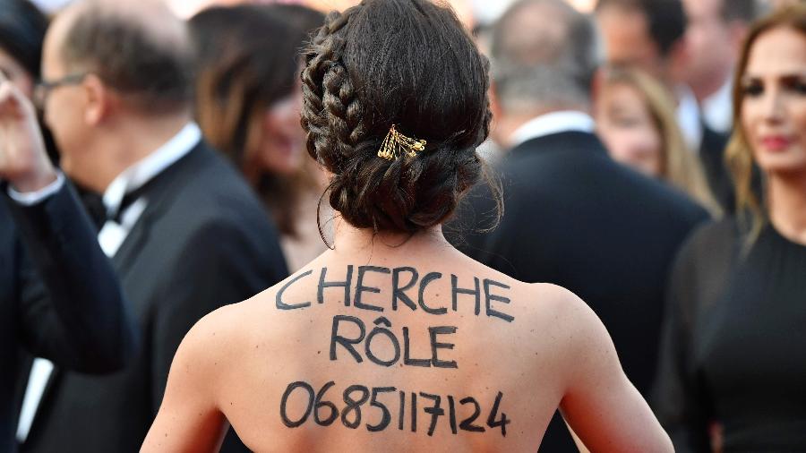 "Procuro papeis" é o que está escrito nas costas da atriz anônima - AFP