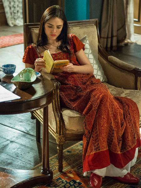Isabelle Drummond, a escritora Anna de “Novo Mundo”, aproveita pausa de gravação para se dedicar à leitura. A novela entra na reta final de trabalhos na Globo.  - Estevam Avellar / TV Globo - Estevam Avellar / TV Globo