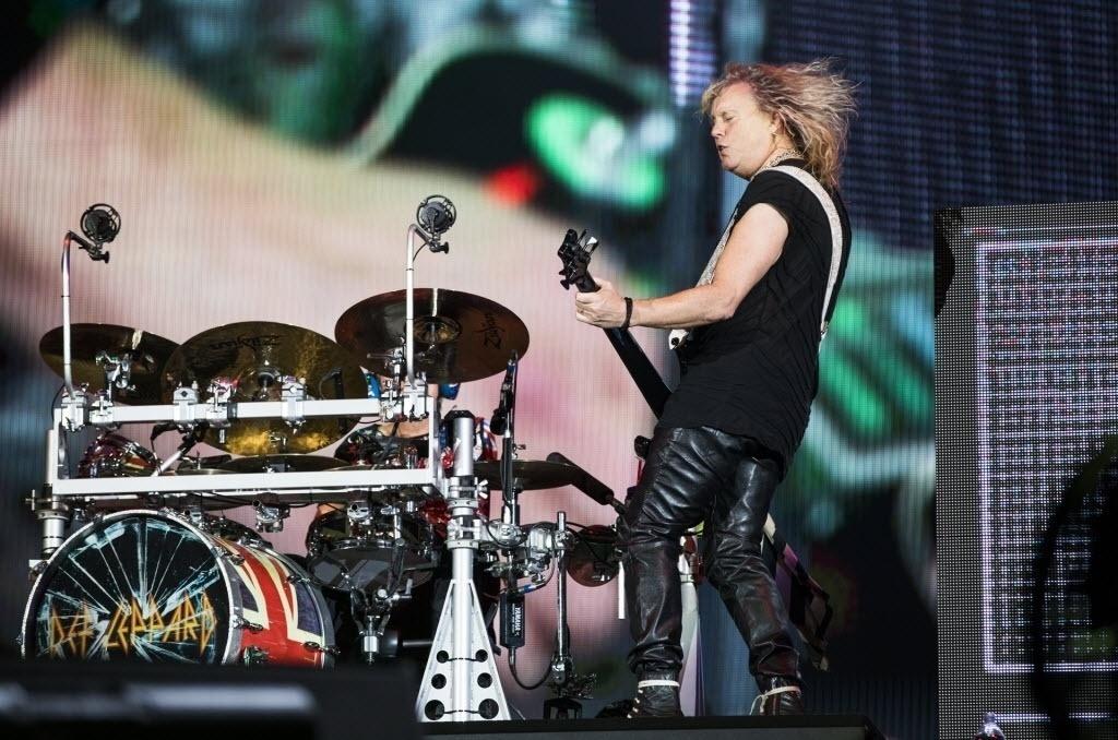 Abrindo para o Aerosmith, o Def Leppard foi acompanhado com entusiasmo por boa parte plateia - Mariana Pekin/UOL