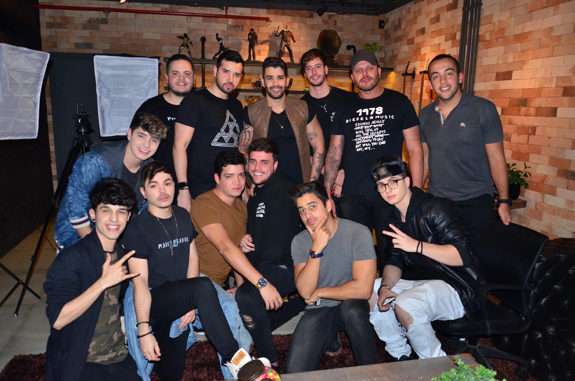 Gusttavo Lima e parte dos convidados da festa - Webert Belicio/AgNews