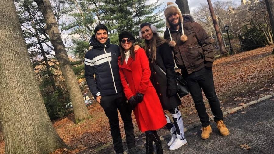 Thiago Magalhães e Anitta com amigos em Nova York - Reprodução/Instagram