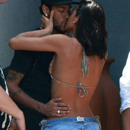 Neymar e Bruna Marquezine se beijam - Reprodução/Instagram/sensebrumar