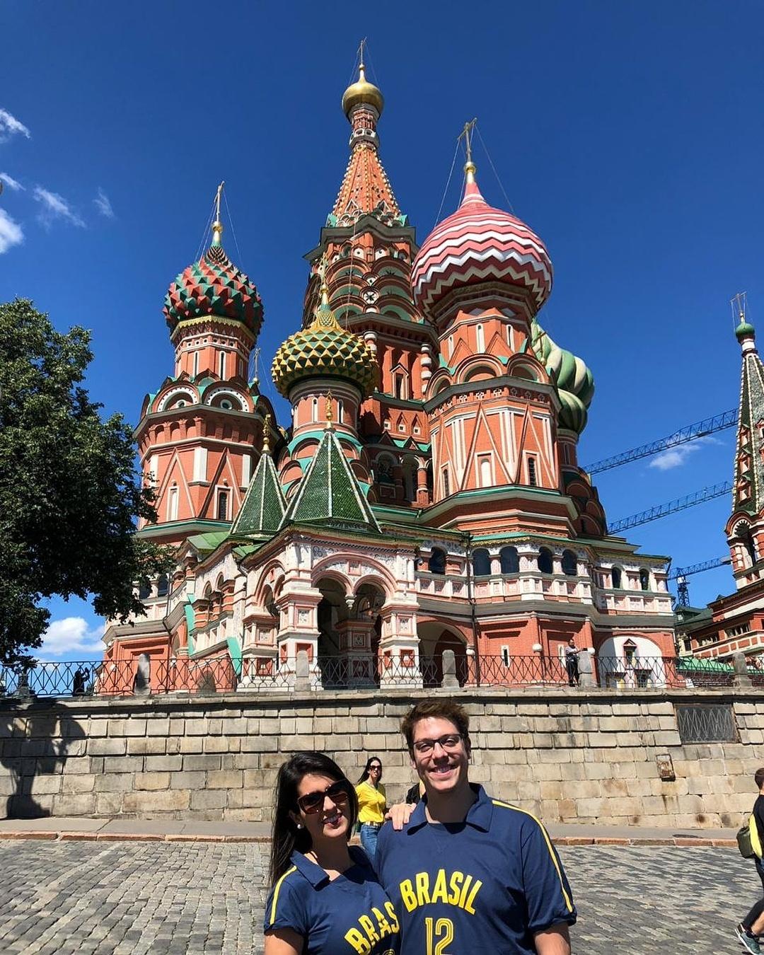 Ao  lado da mulher Nataly Mega, Fábio Porchat foi torcer para o Brasil na Rússia: "Sim... somos o tipo de casal cafona que se veste igual pra ver jogo e daí? #vaibrasil #moscou", escreveu Nataly - Reprodução/Instagram