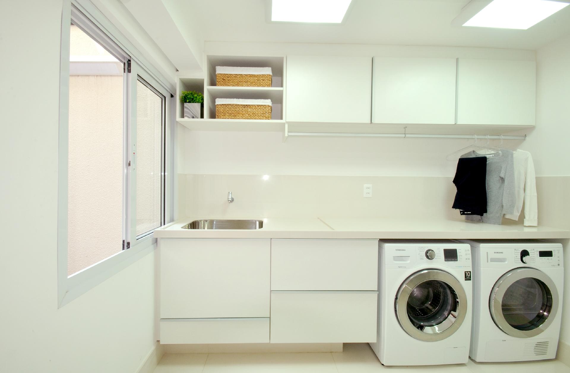 Neste ambiente, a arquiteta Beatriz Quinelato investiu em marcenaria posicionada estrategicamente para que a área de serviço não perdesse luz natural nem fosse interrompida a entrada de corrente de ar. A bancada conta com frontão alto, projetado para que a parede fique protegida de respingos - Paula Fratin | Divulgação