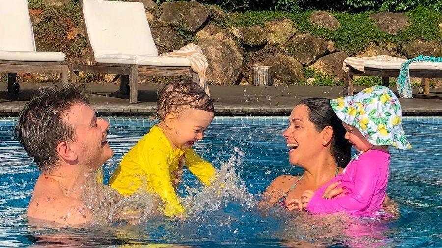 Michel Teló e Thais Fersoza se divertem com filhos em piscina - Reprodução/Instagram