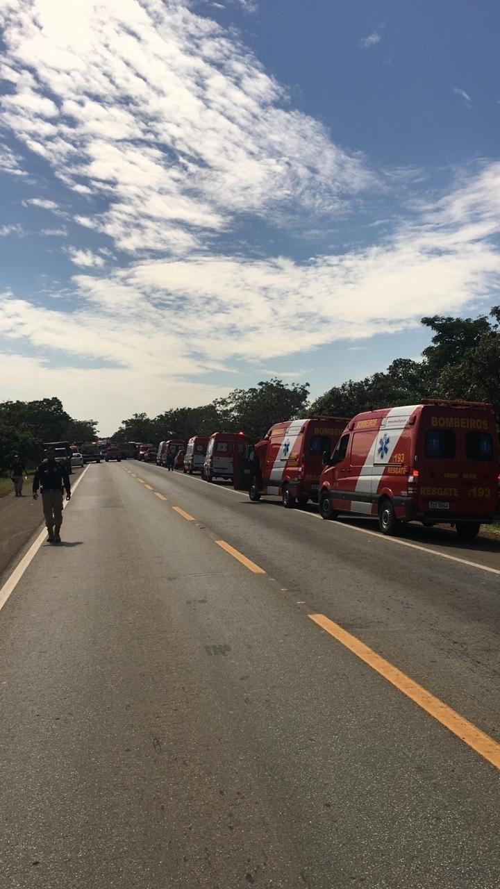 Ambulâncias se enfileiram para resgatar vítimas de acidente na BR-040 que envolveu ônibus da equipe da cantora Yasmin Santos - Divulgação/PRF