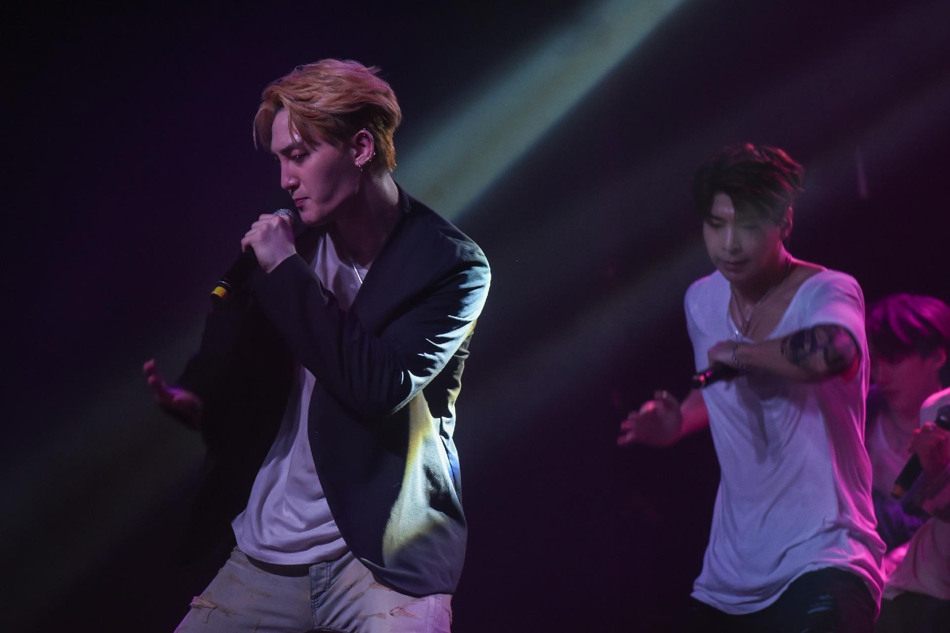 Grupo sul-coreano VAV faz show no Carioca Club, em São Paulo - Flavio Moraes/UOL