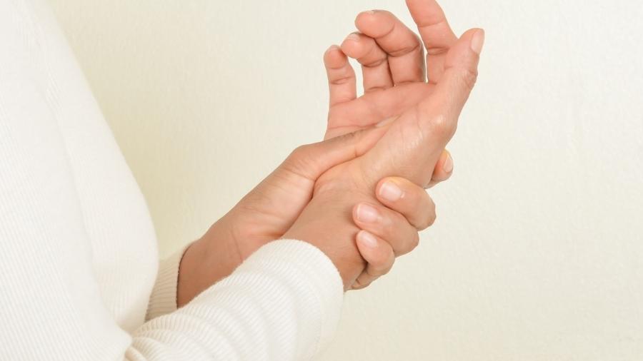 A dor nas articulações é um dos sintomas mais comuns do lúpus