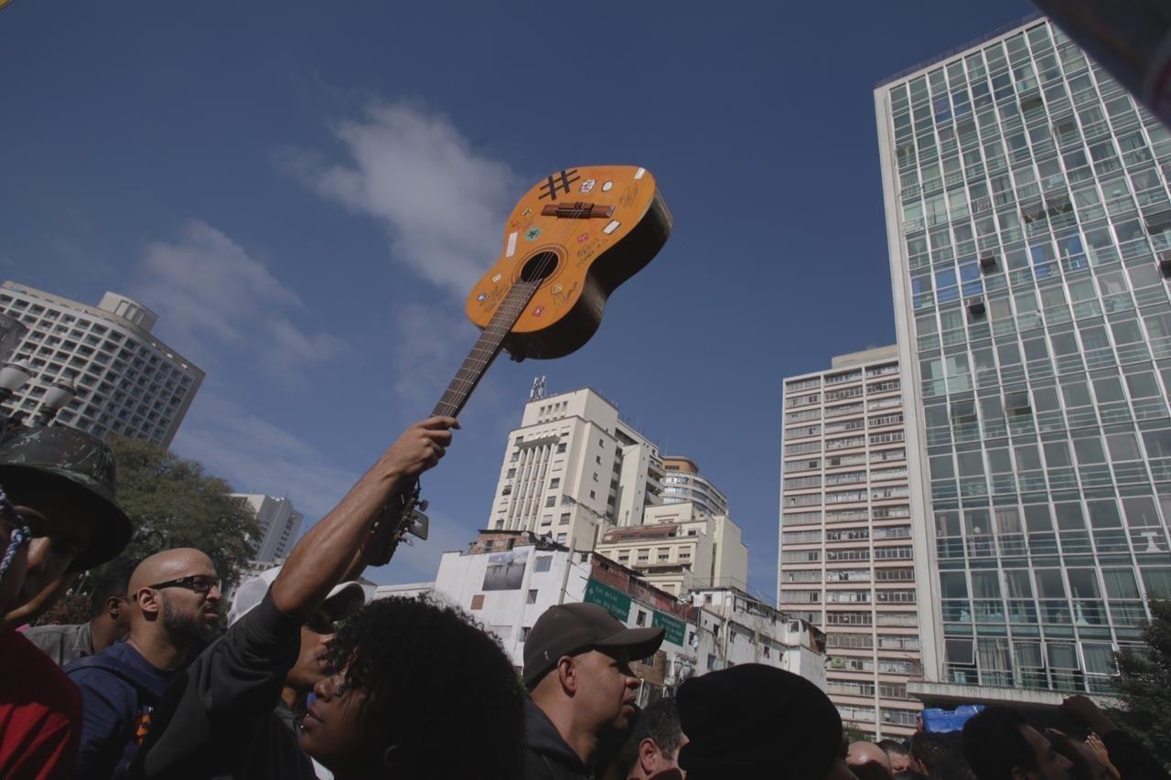 Público amanheceu esquentando a Avenida Rio Branco com o Sepultura - Diego Padgurschi / UOL