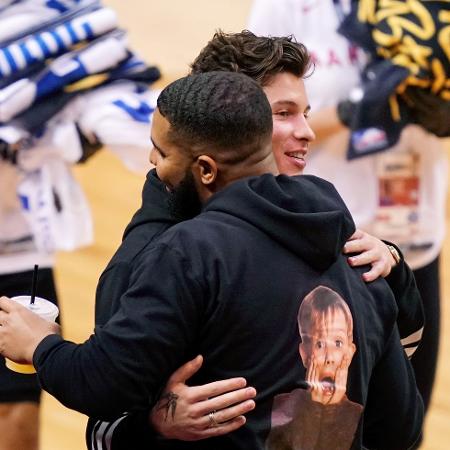 Drake abraça Shawn Mendes no jogo 2 da final da NBA - Kyle Terada/USA TODAY Sports 