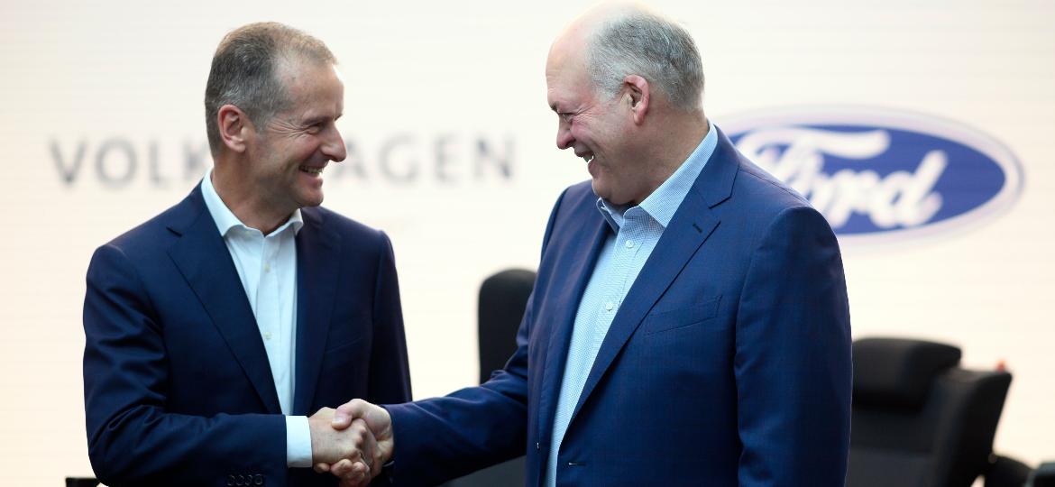Herbert Diess, CEO do Grupo Volkswagen, e Jim Hackett, presidente e CEO da Ford, selam acordo - Johannes Eisele/AFP