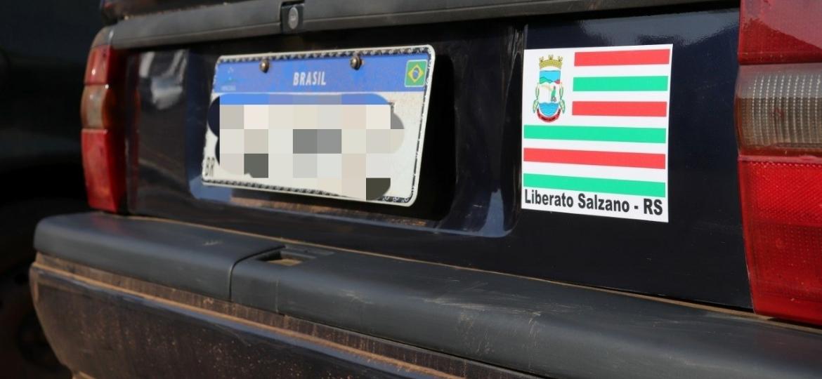 Prefeitura de Liberato Salzano (RS) orienta a colocar o adesivo na parte traseira, ao lado da placa Mercosul, para não deixar dúvida de onde é o veículo - Divulgação