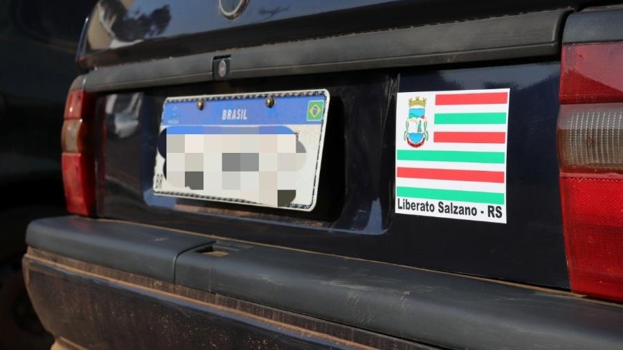 Cidade gaúcha de Liberato Salzano chegou a implementar adesivo para identificar carros registrados no município - Divulgação