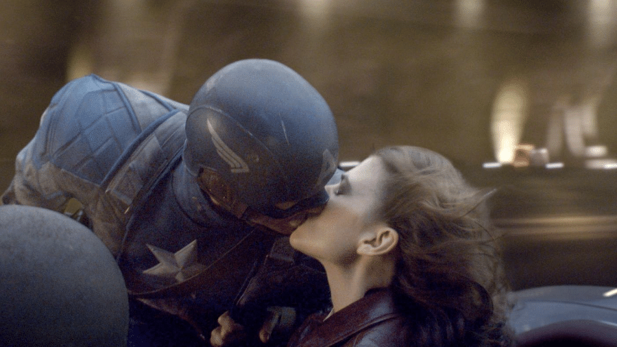 Peggy Carter (Hayley Atwell) e Steve Rogers (Chris Evans) se beijam em Capitão América: O Primeiro Vingador (2011) - Reprodução