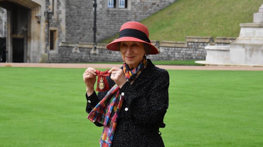 Margaret Atwood com a medalha que recebeu da monarca, no Castelo de Windsor - Reprodução/Twitter