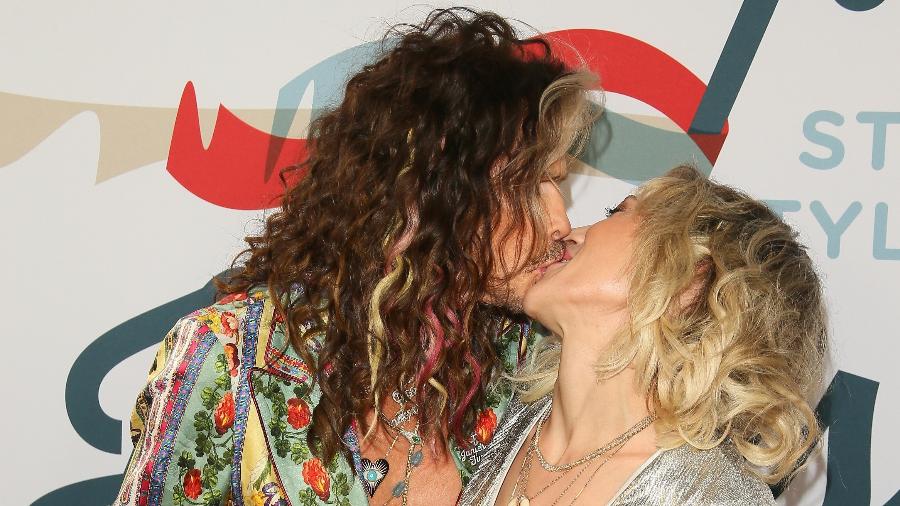 Steven Tyler beija a namorada Aimee Preston - Jean Baptiste Lacroix/Getty Images