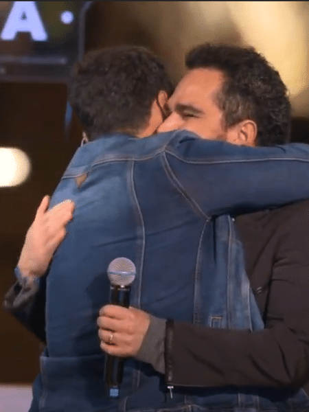 Zezé Di Camargo & Luciano se abraçam durante live do Amigos - Reprodução