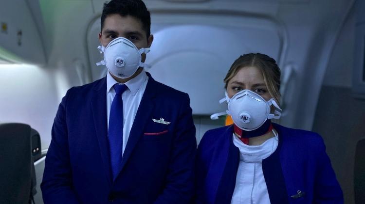 Tripulação da LATAM, como de muitas outras companhias aéreas, se protege com máscaras e luvas - Getty Images
