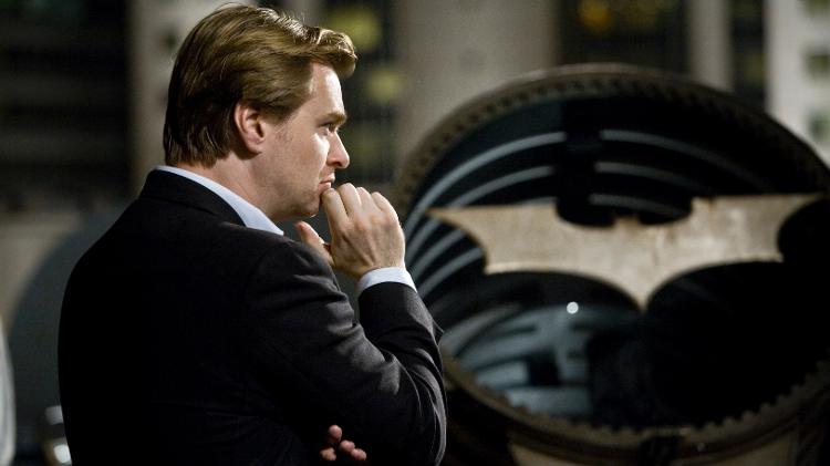 Christopher Nolan posa na frente do Bat-sinal no set da sua trilogia 'Cavaleiro das Trevas' - Stephen Vaughan/Reprodução - Stephen Vaughan/Reprodução
